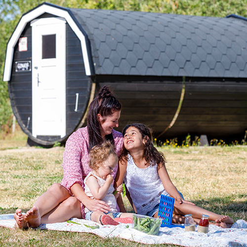 sommerlandsj-overnatning-shelter-sommerhus-sommerferie-staycation-visitodsherred-desj-destination-sjaelland-sommerland-hobbitshelter-familieferie-kvalitetstid-hyggestunder-naervaer-saesonkort-fordel.jpg